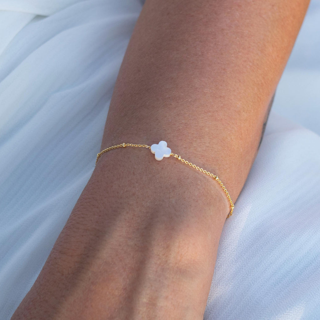 Delicada pulsera de trébol de cuatro hojas