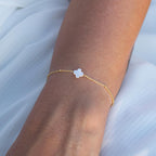 Delicada pulsera de trébol de cuatro hojas