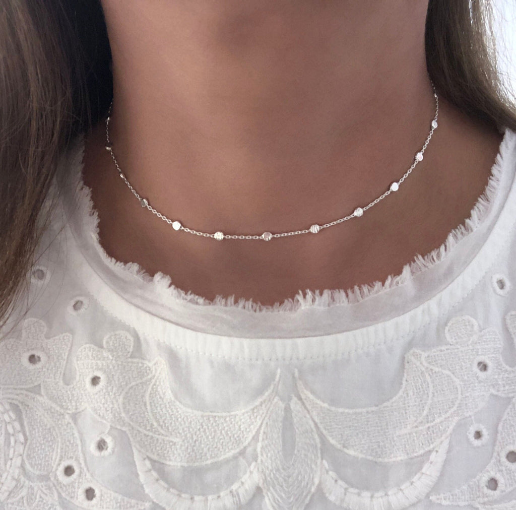 Gargantilla con disco dorado