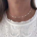 Gargantilla con disco dorado