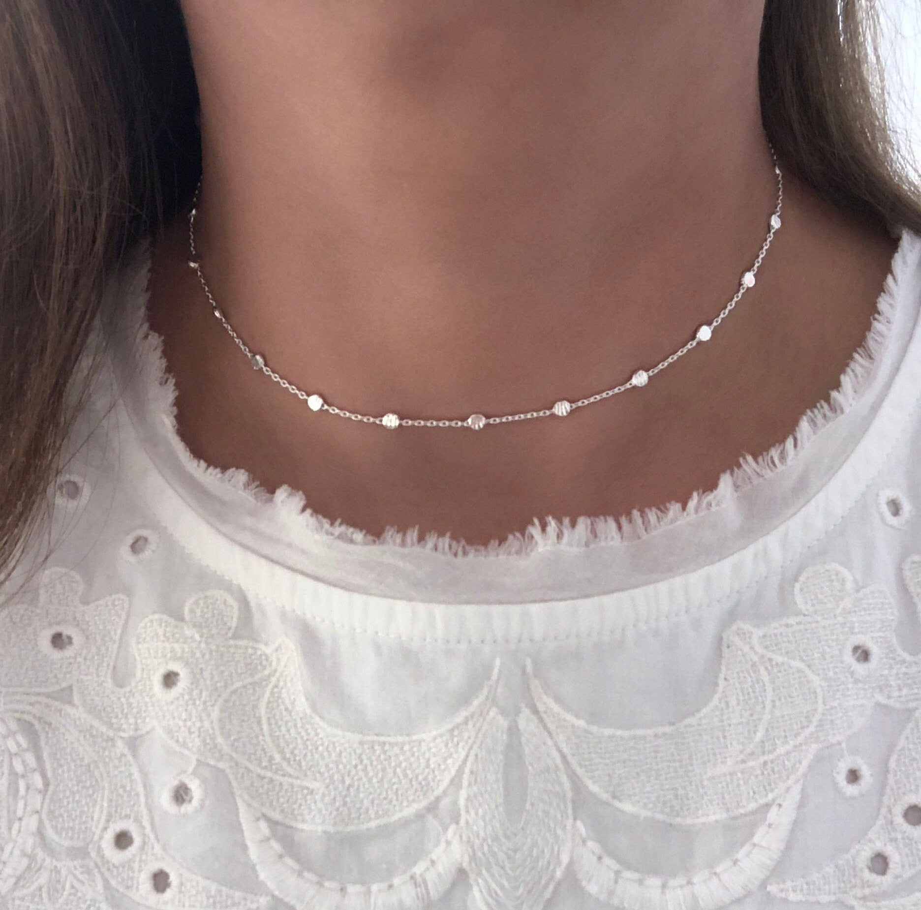 Gargantilla con disco dorado