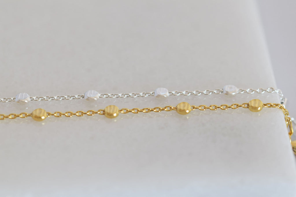 Gargantilla con disco dorado