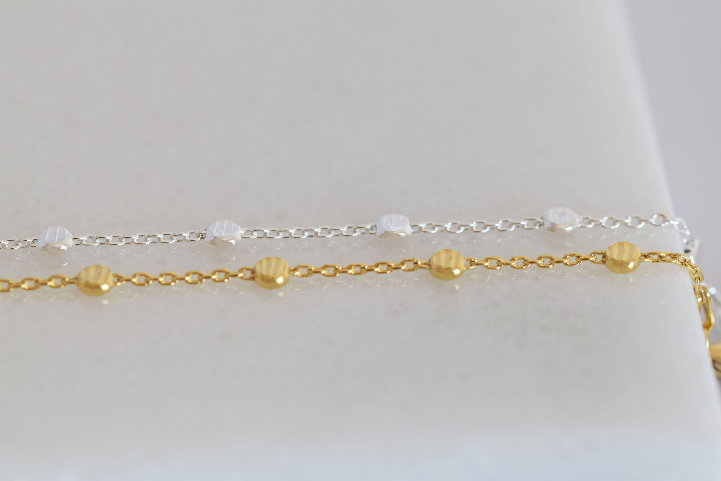 Gargantilla con disco dorado