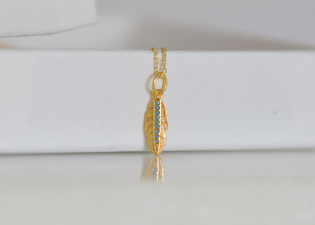 Delicado collar de plumas