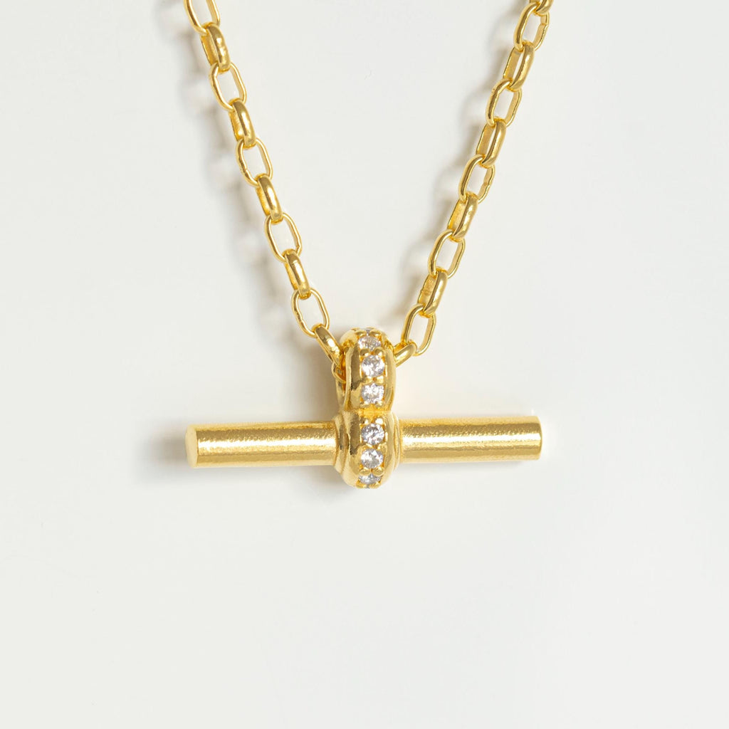 Collar de barra en T de oro con detalle de circonita cúbica