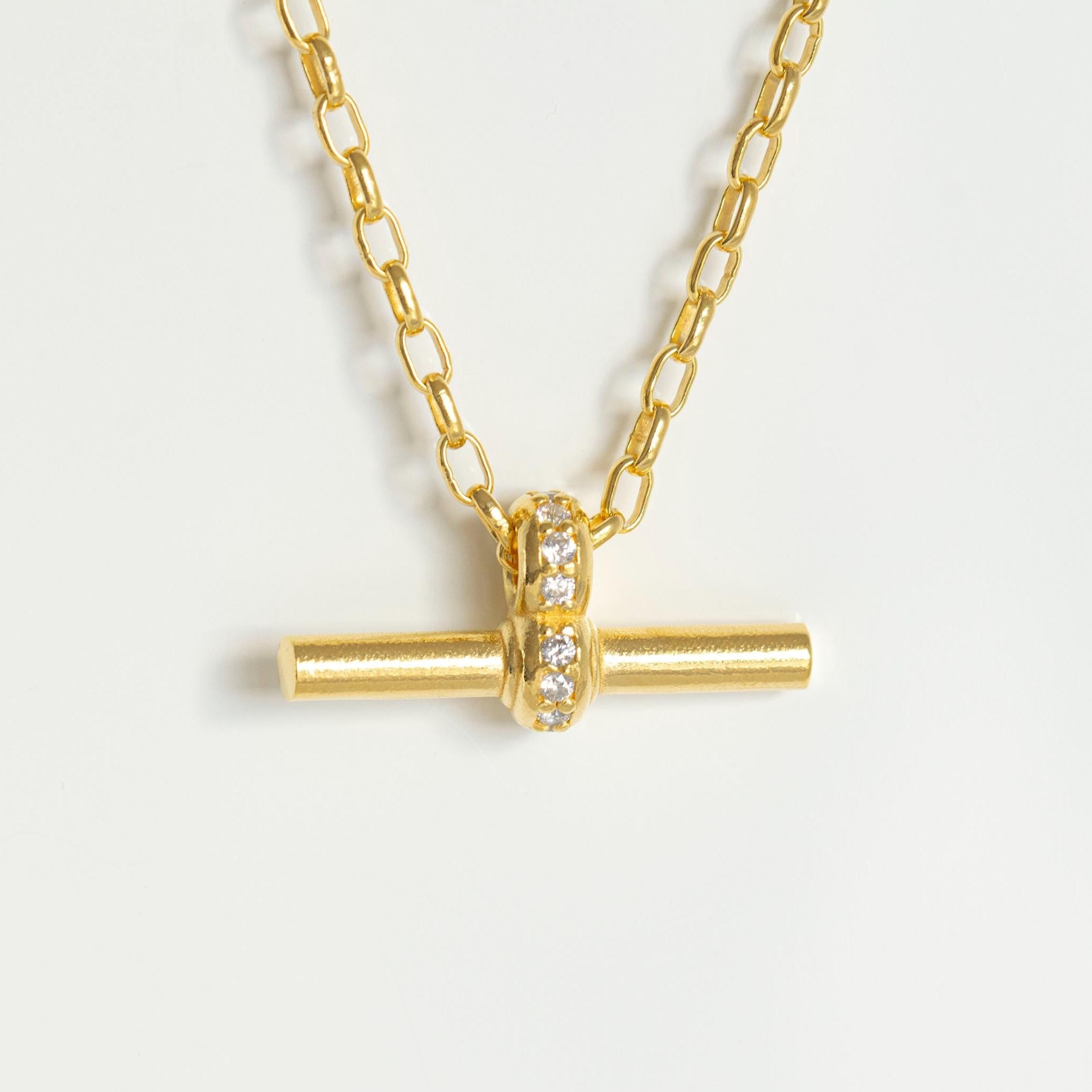 Collar de barra en T de oro con detalle de circonita cúbica