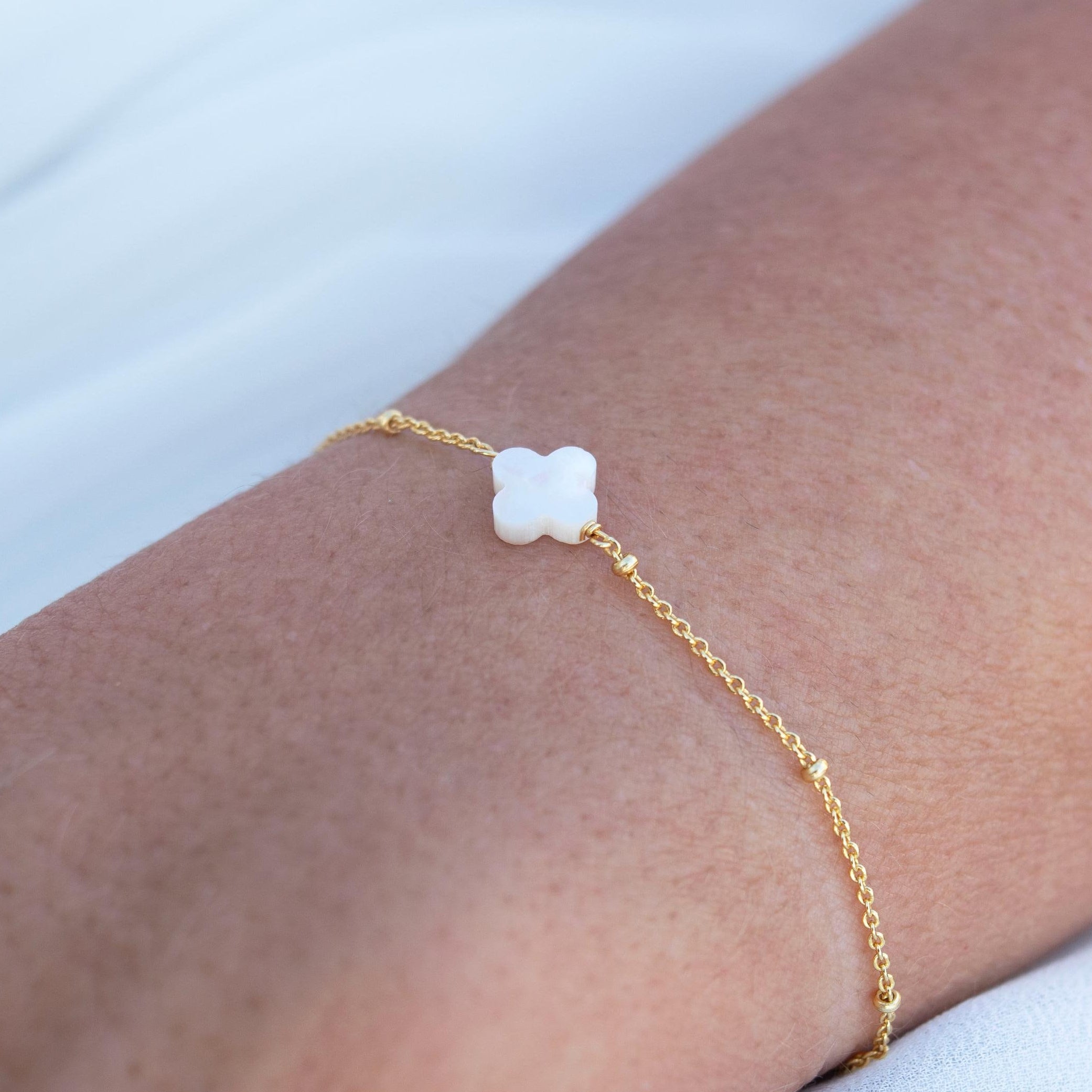 Delicada pulsera de trébol de cuatro hojas