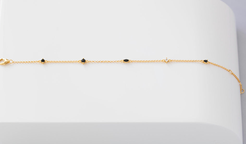 Pulsera delicada de la estación. Pulsera de cadena con circonitas cúbicas. Joyería minimalista con capas.