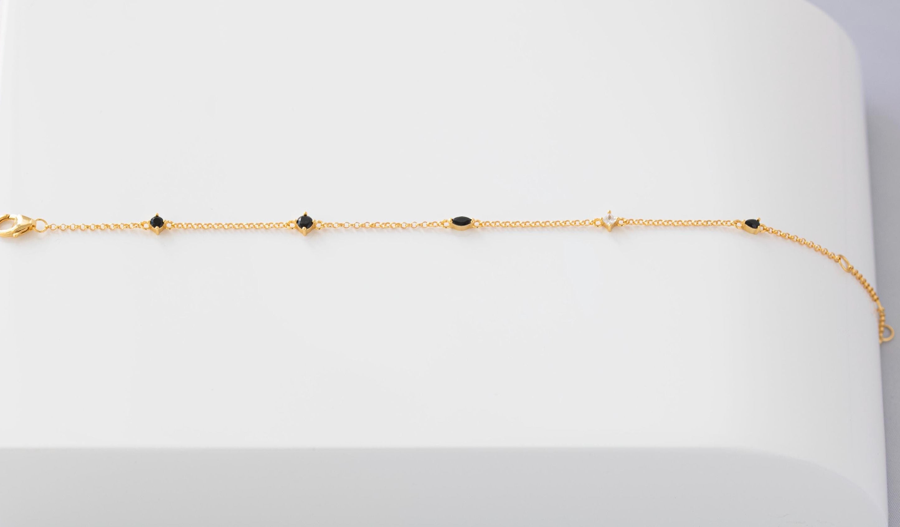 Pulsera delicada de la estación. Pulsera de cadena con circonitas cúbicas. Joyería minimalista con capas.