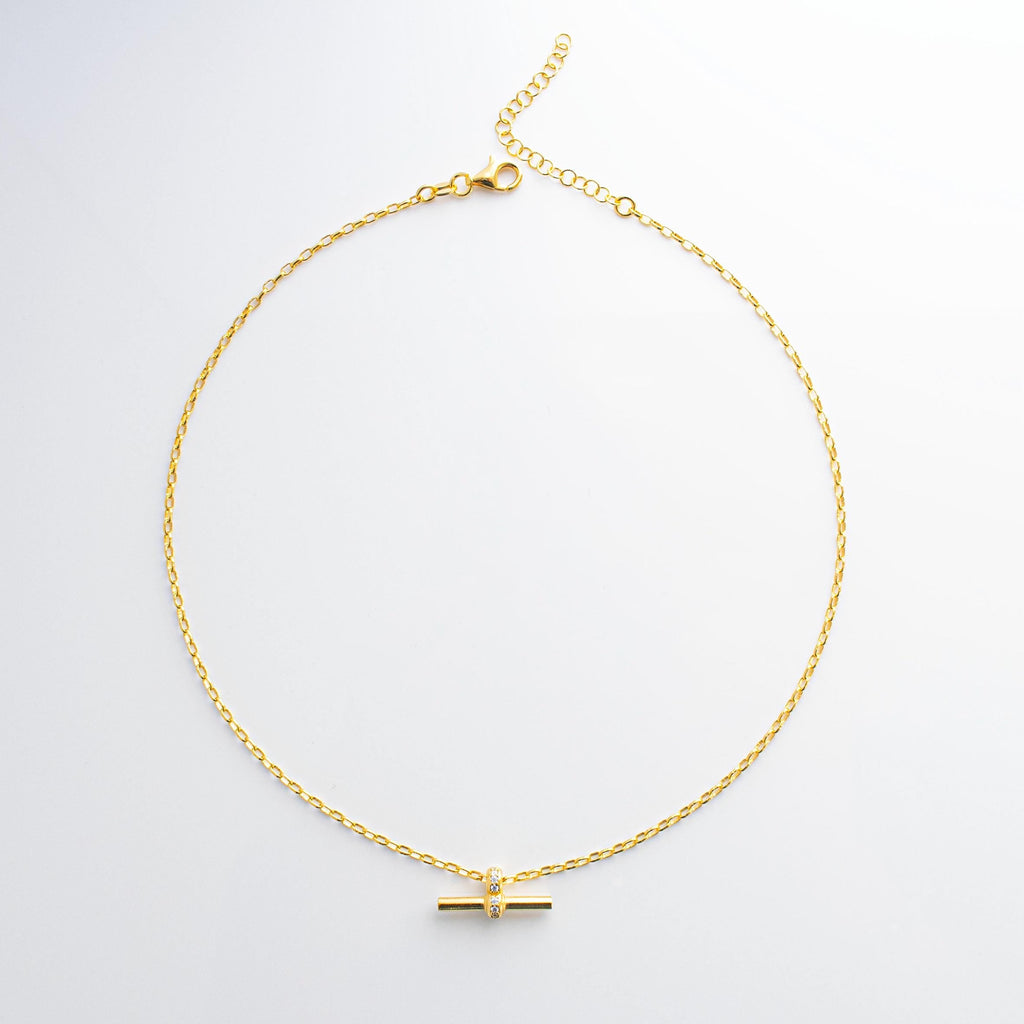 Collar de barra en T de oro con detalle de circonita cúbica