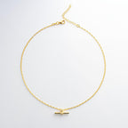 Collar de barra en T de oro con detalle de circonita cúbica