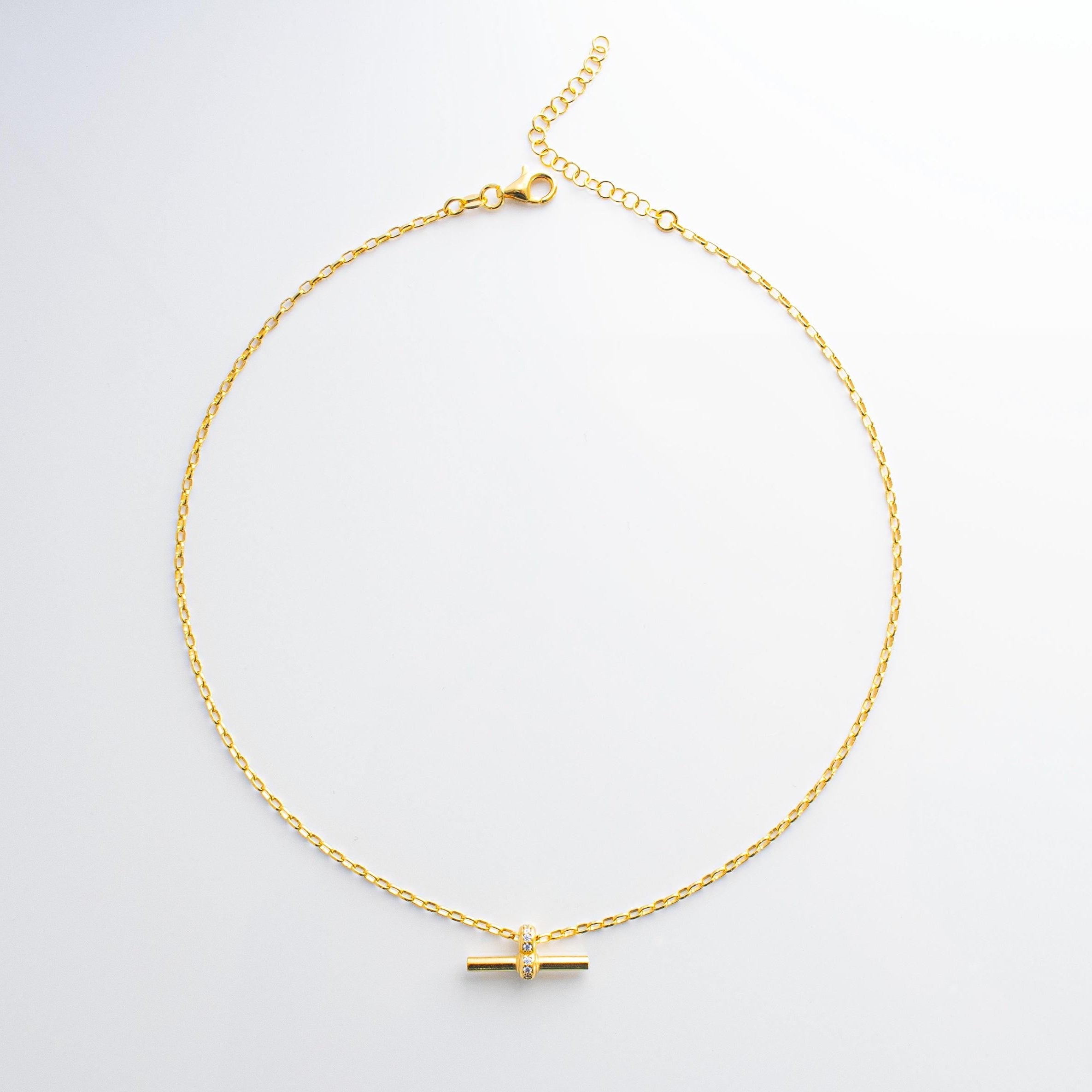 Collar de barra en T de oro con detalle de circonita cúbica