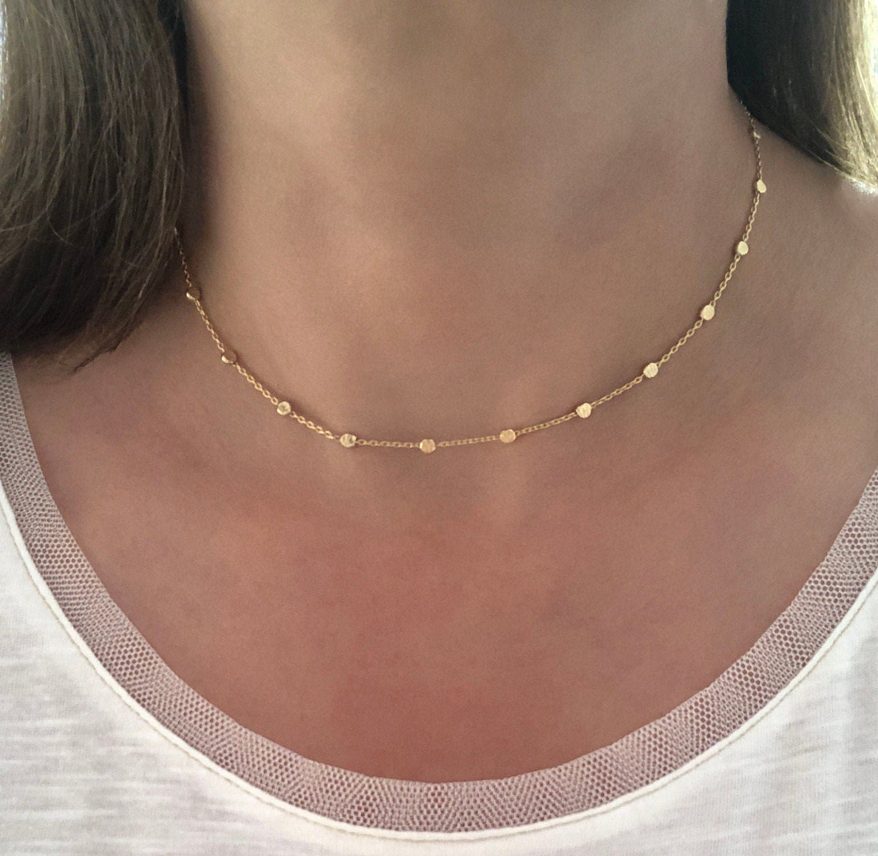 Gargantilla con disco dorado