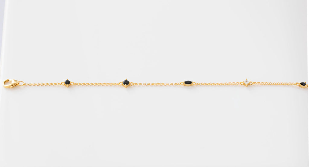 Pulsera delicada de la estación. Pulsera de cadena con circonitas cúbicas. Joyería minimalista con capas.