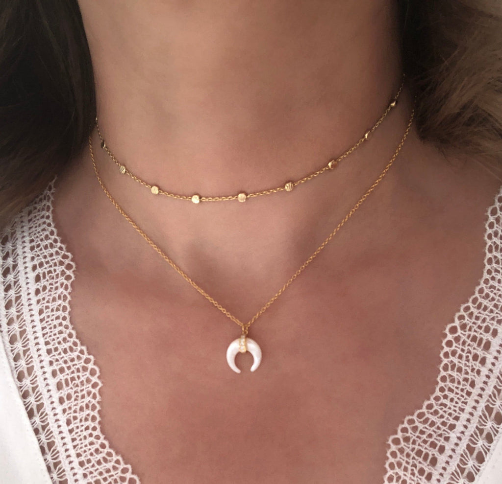 Gargantilla con disco dorado