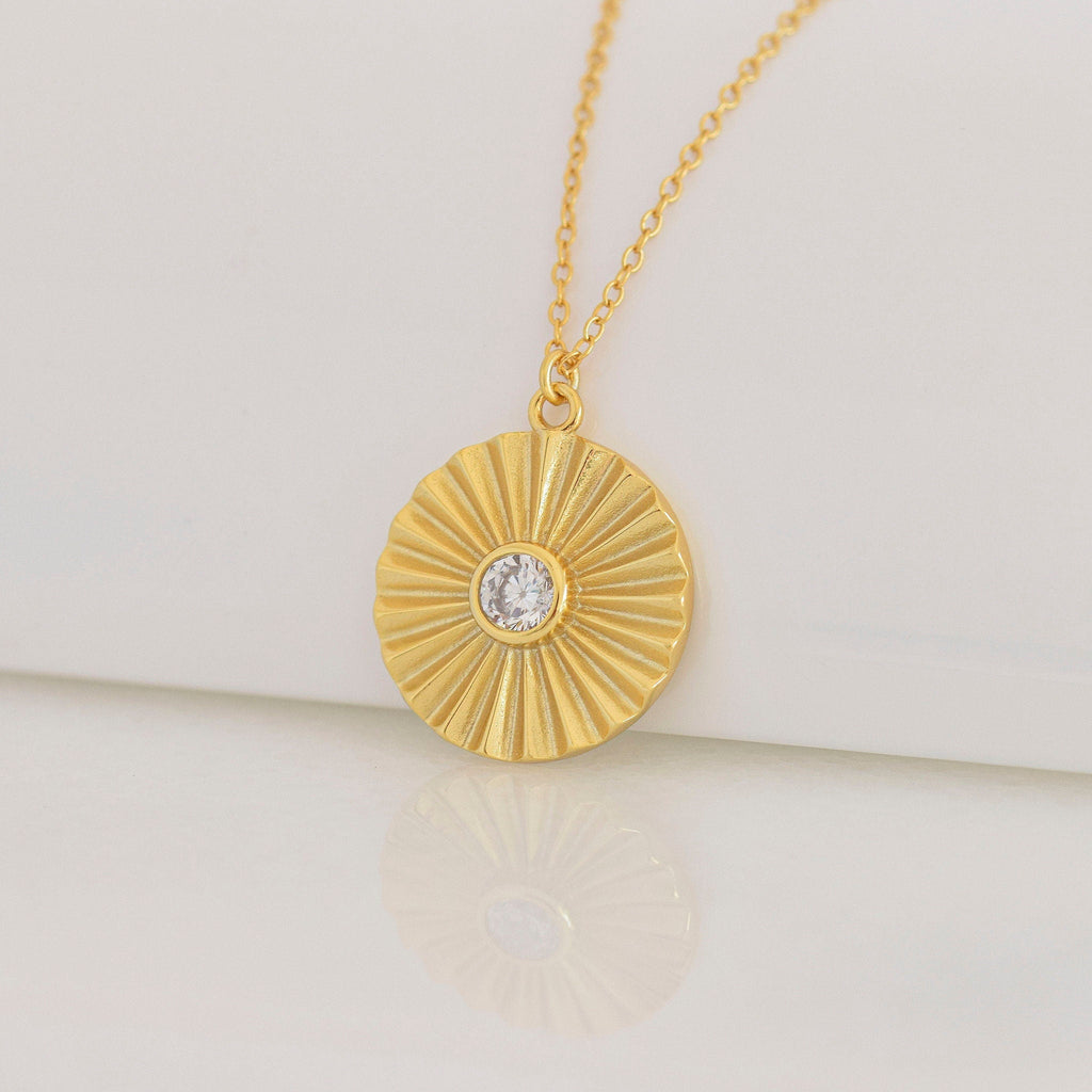 Collar con moneda de sol dorada: delicado collar con medallón