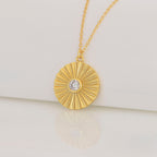 Collar con moneda de sol dorada: delicado collar con medallón