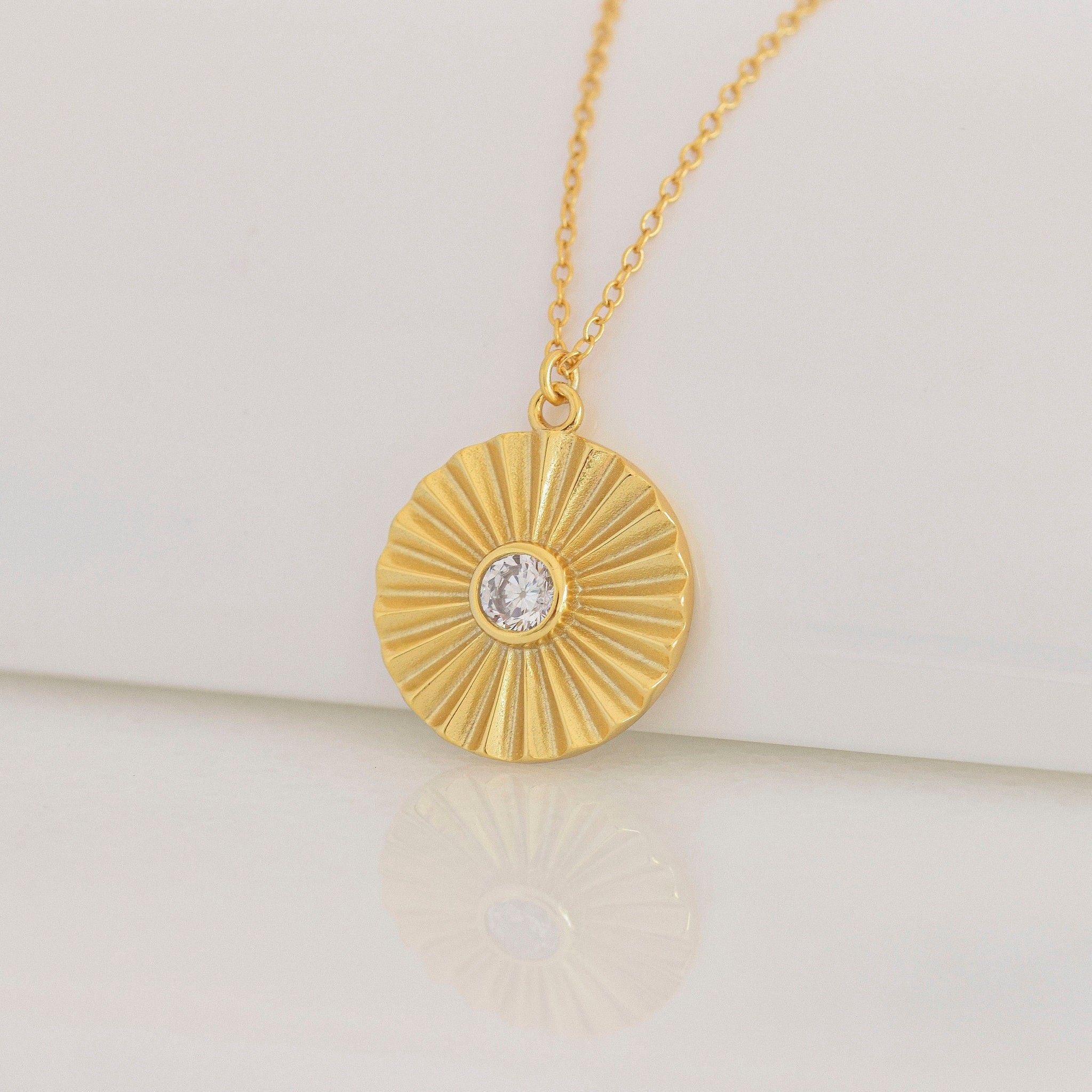 Collar con moneda de sol dorada: delicado collar con medallón