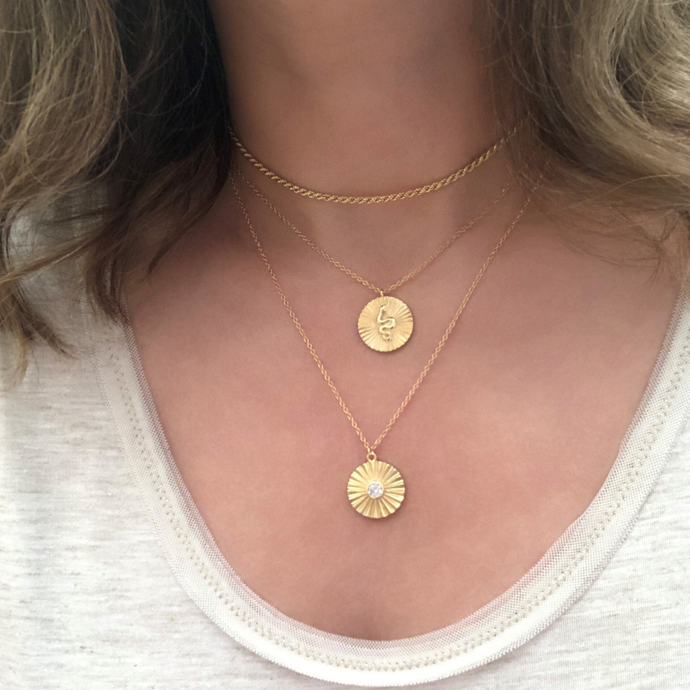 Collar con moneda de sol dorada: delicado collar con medallón