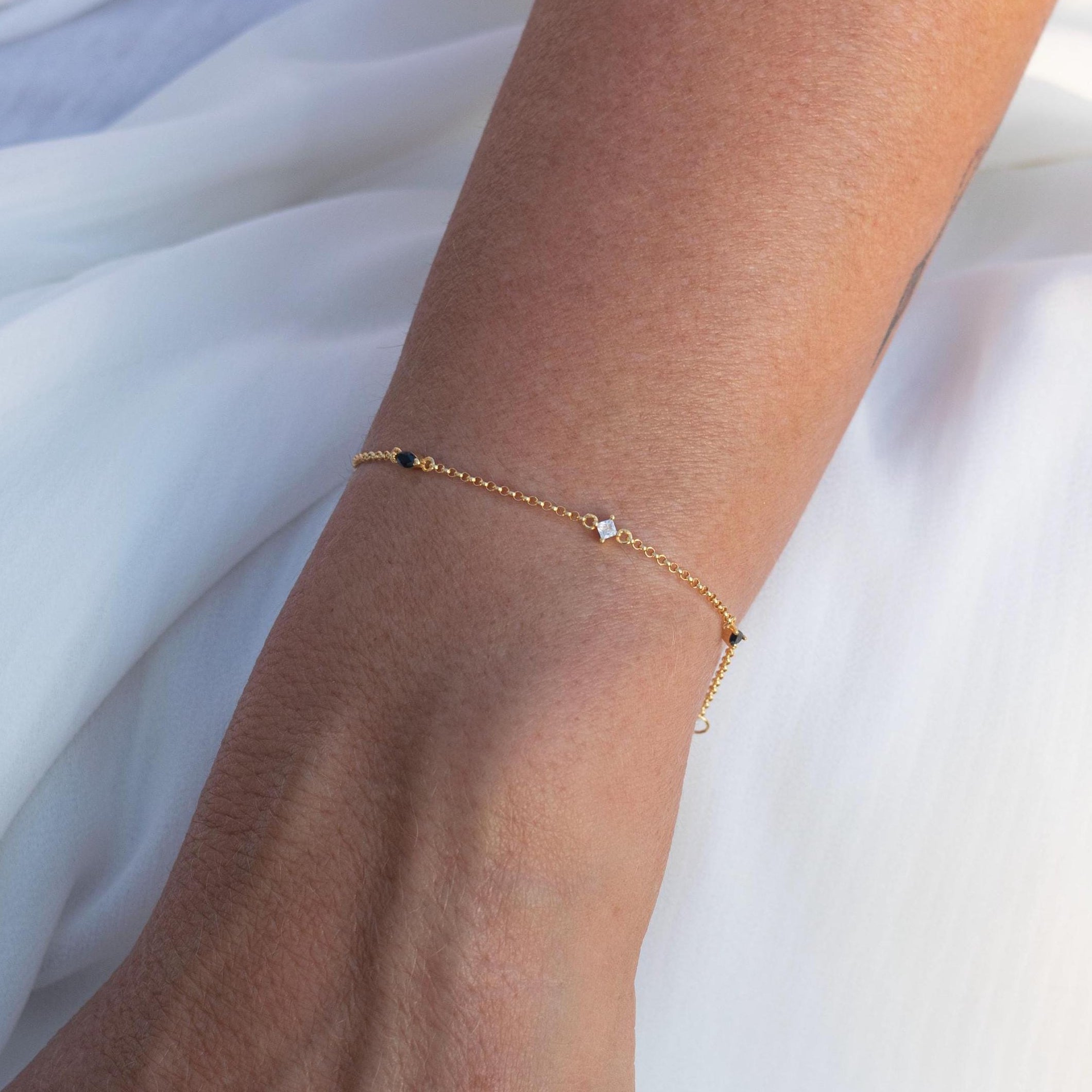 Pulsera delicada de la estación. Pulsera de cadena con circonitas cúbicas. Joyería minimalista con capas.