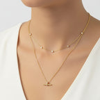 Collar de barra en T de oro con detalle de circonita cúbica