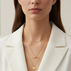 Collar de barra en T de oro con detalle de circonita cúbica