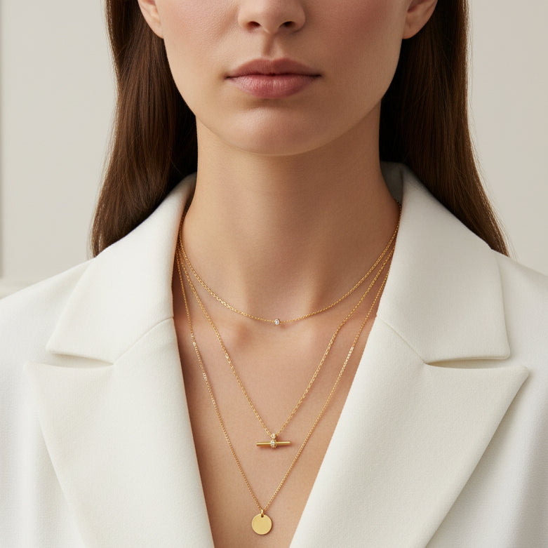 Collar de barra en T de oro con detalle de circonita cúbica