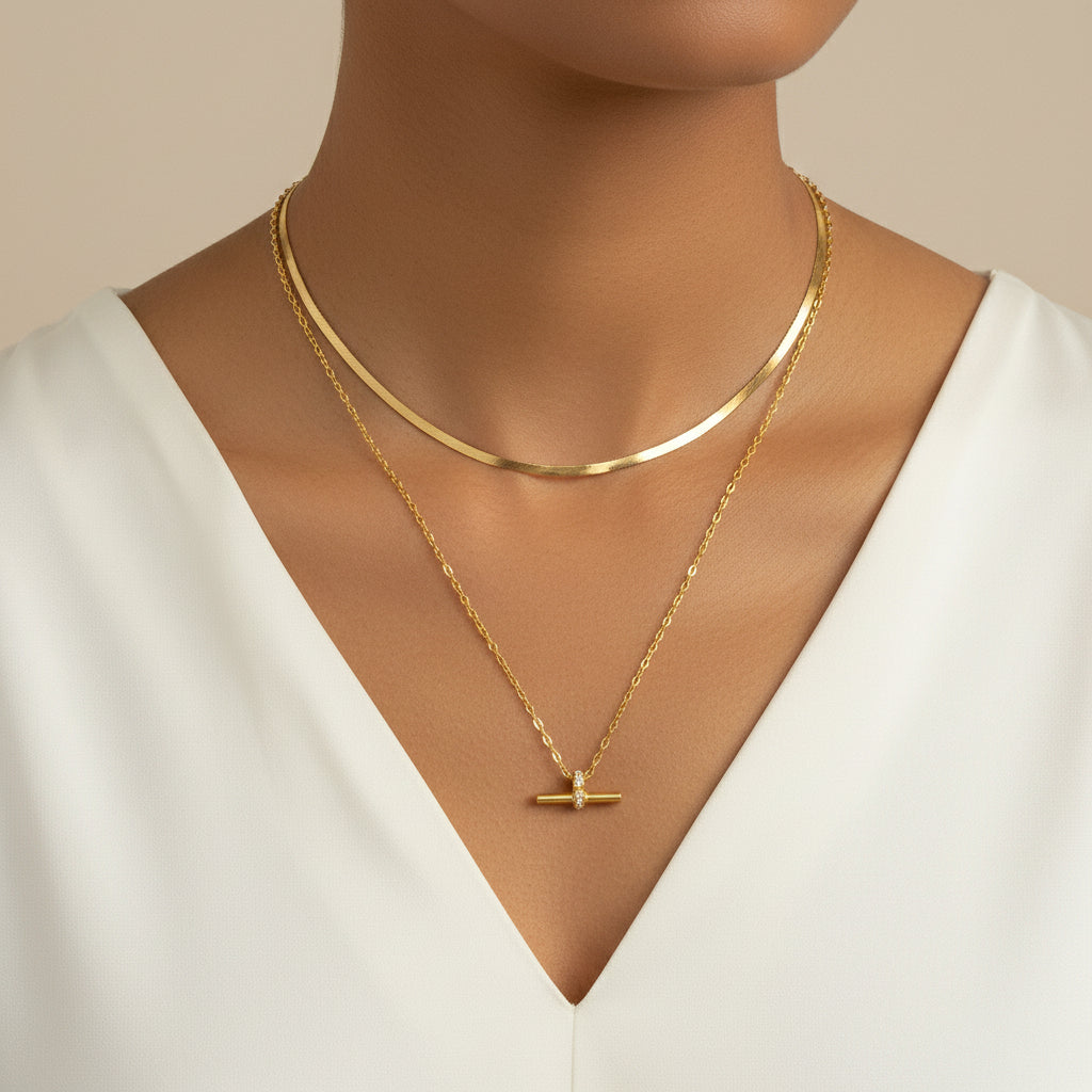 Collar de barra en T de oro con detalle de circonita cúbica