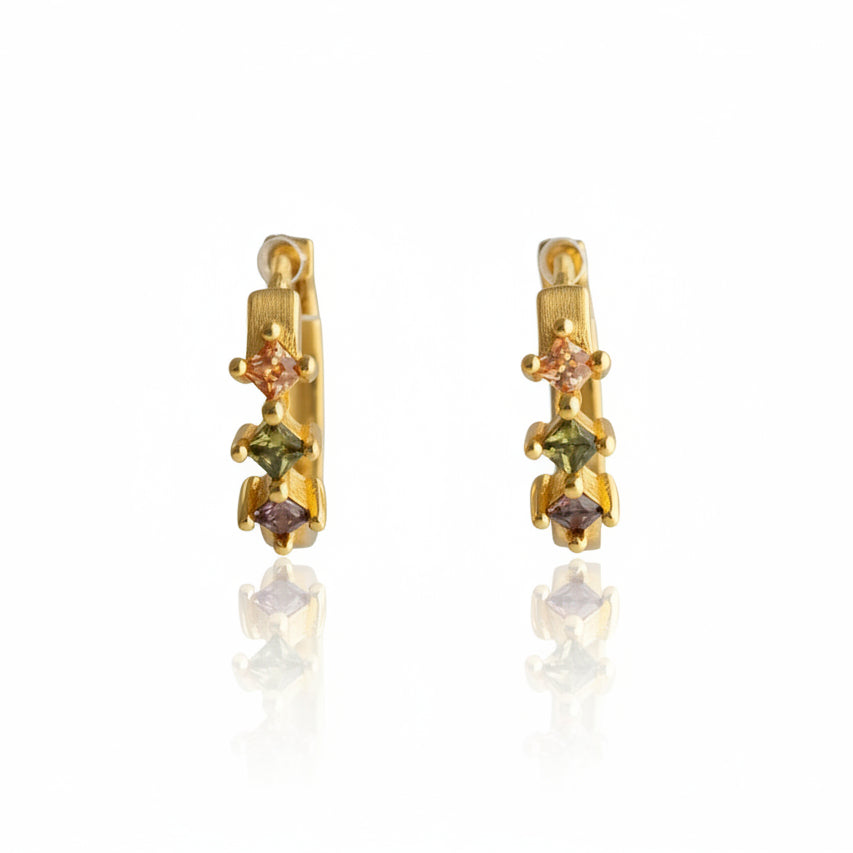 Pendientes Huggie de oro con circonitas cúbicas multicolor