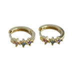 Pendientes Huggie de oro con circonitas cúbicas multicolor