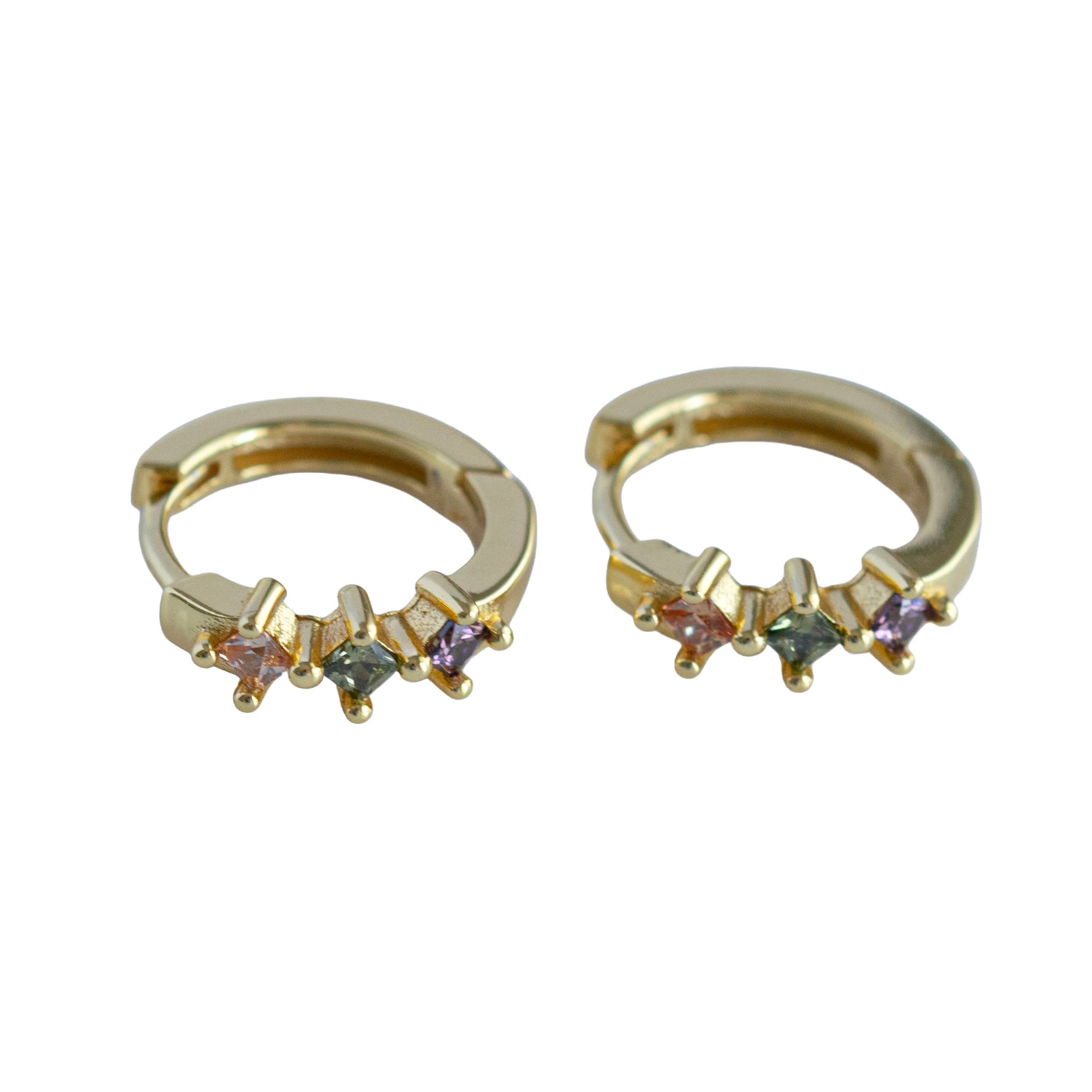 Pendientes Huggie de oro con circonitas cúbicas multicolor