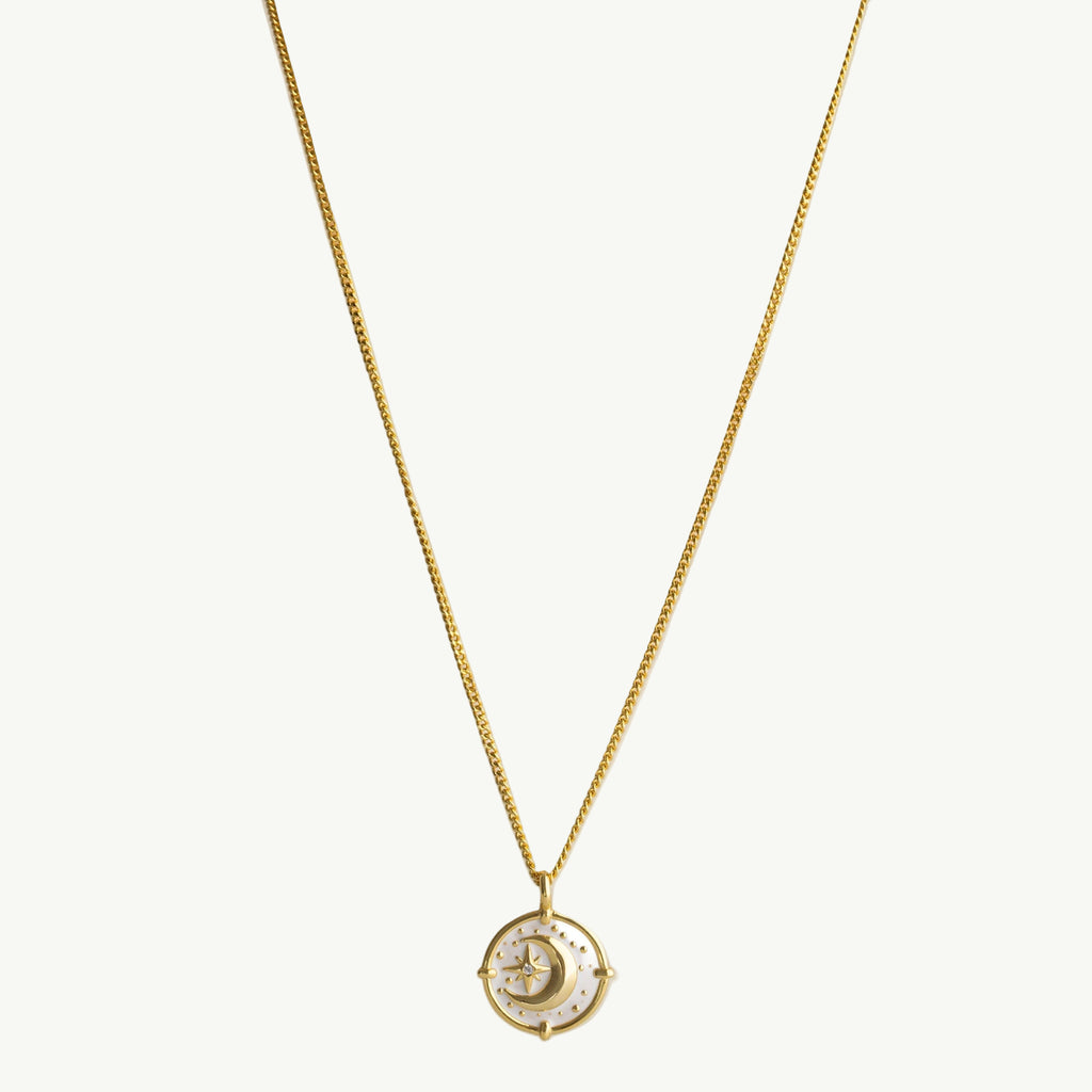 Collar con medallón de luna y estrella de oro