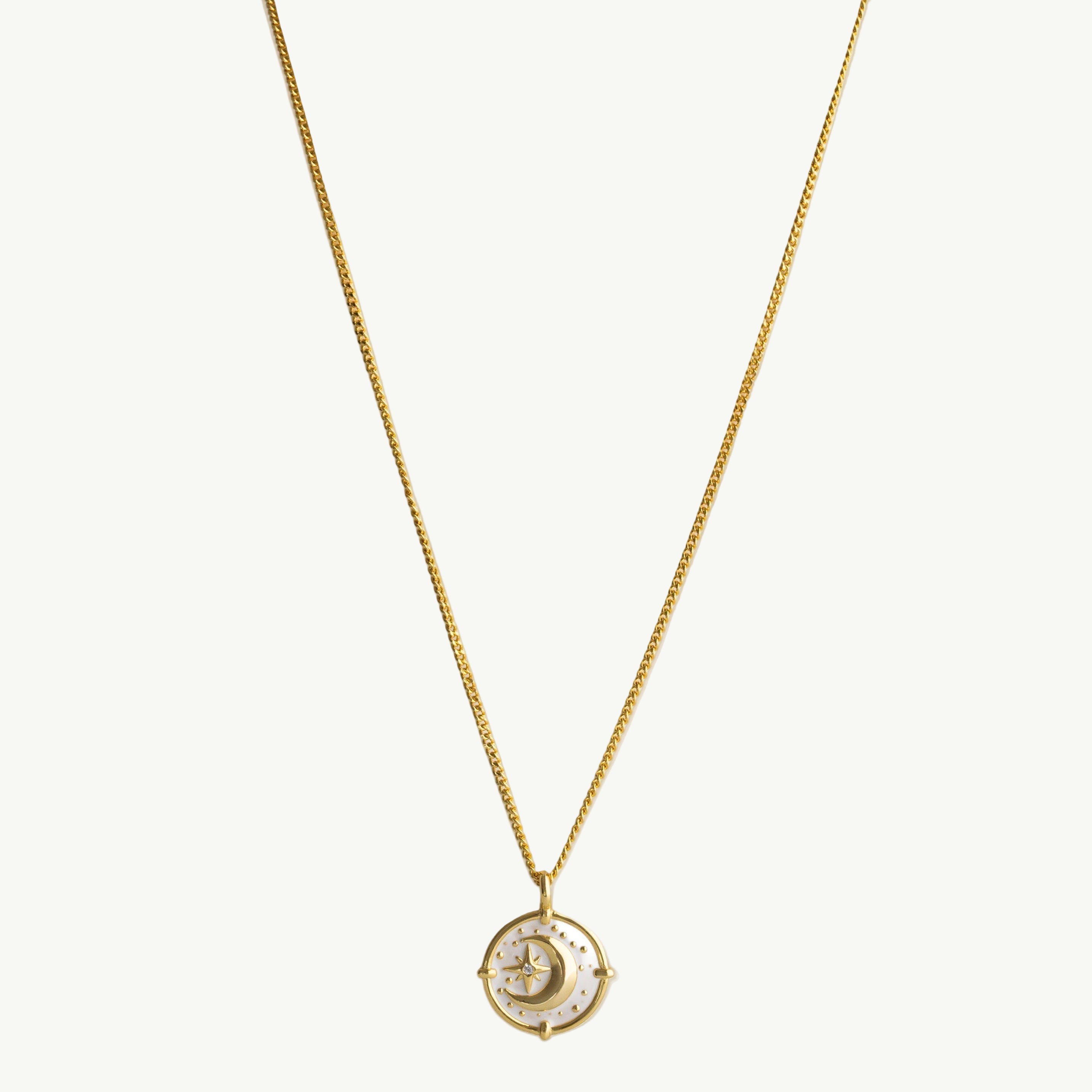 Collar con medallón de luna y estrella de oro