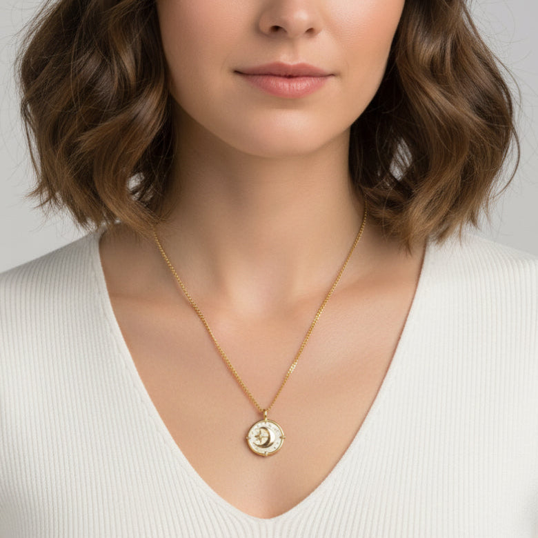 Collar con medallón de luna y estrella de oro