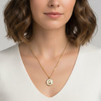 Collar con medallón de luna y estrella de oro