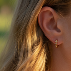 Pendientes Huggie de oro con circonitas cúbicas multicolor