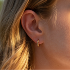 Pendientes Huggie de oro con circonitas cúbicas multicolor