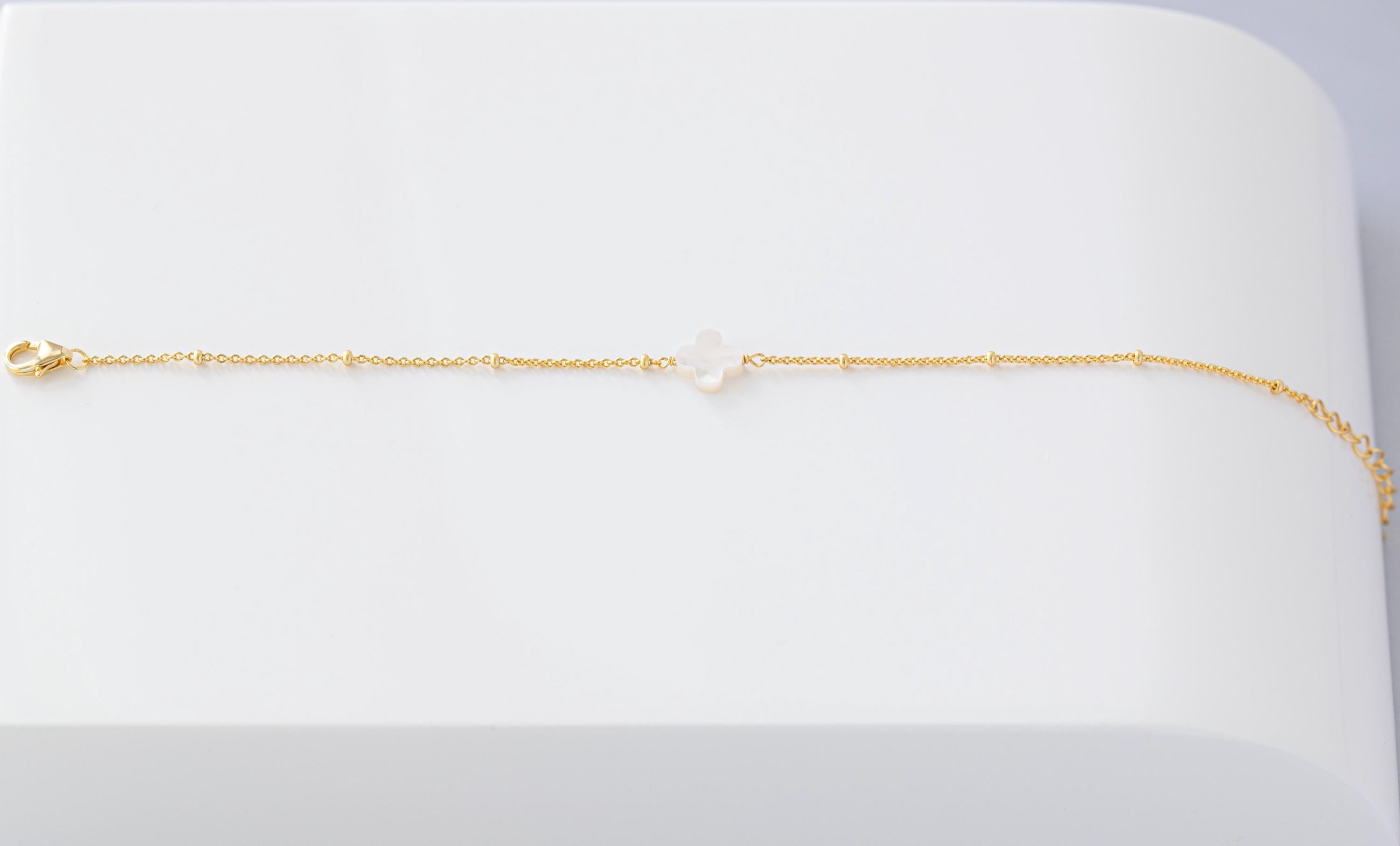 Delicada pulsera de trébol de cuatro hojas