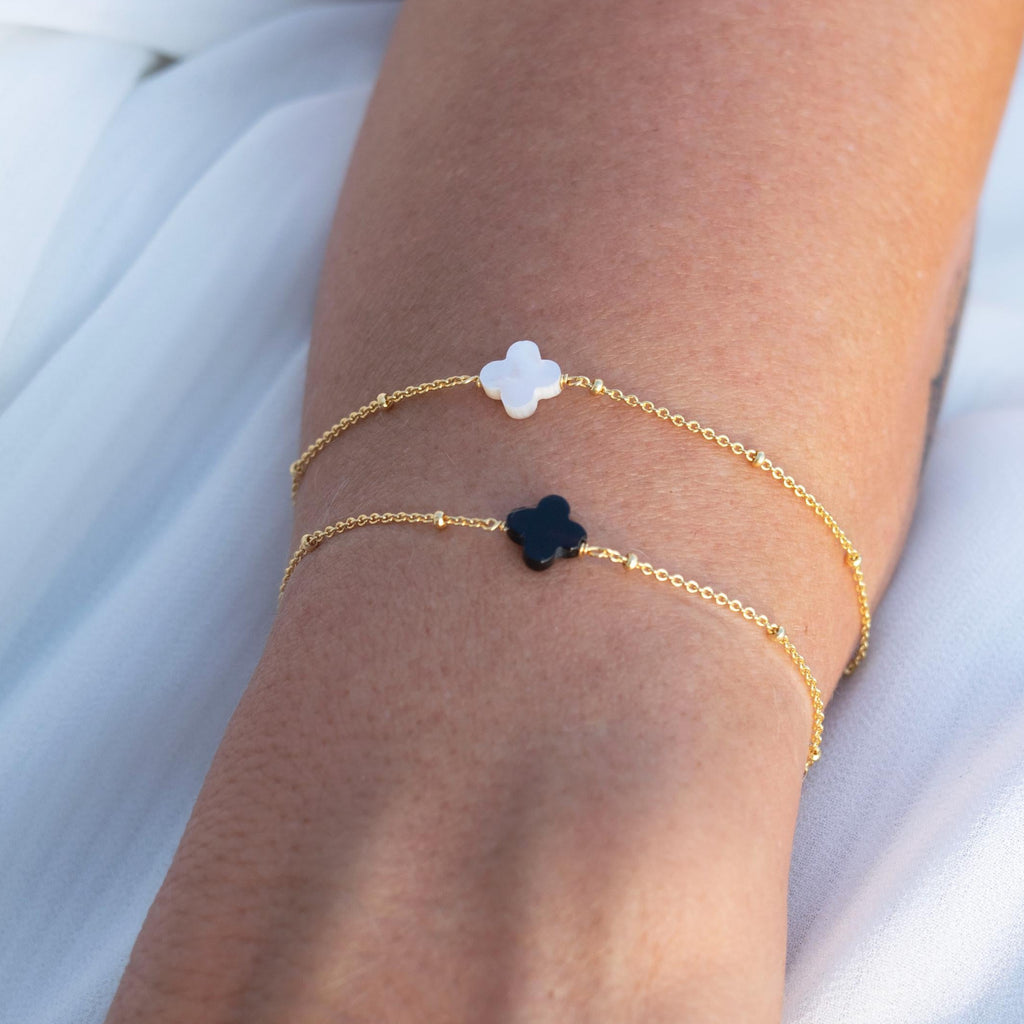 Delicada pulsera de trébol de cuatro hojas