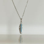 Delicado collar de plumas