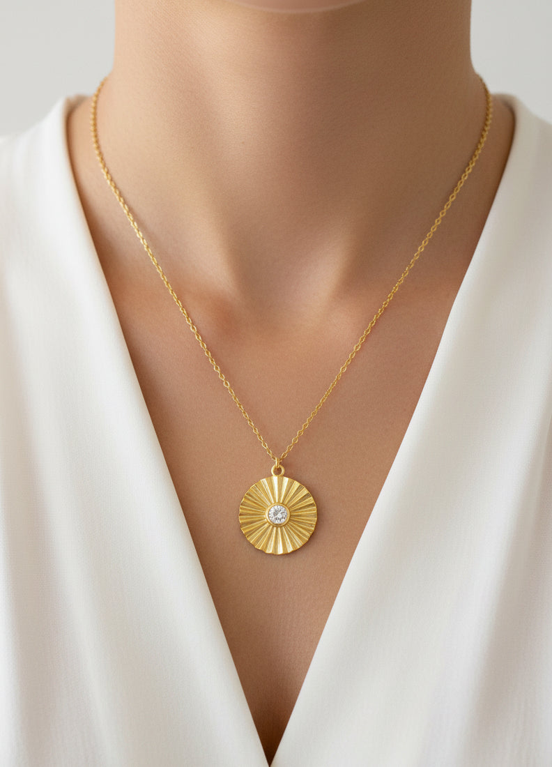 Collar con moneda de sol dorada: delicado collar con medallón