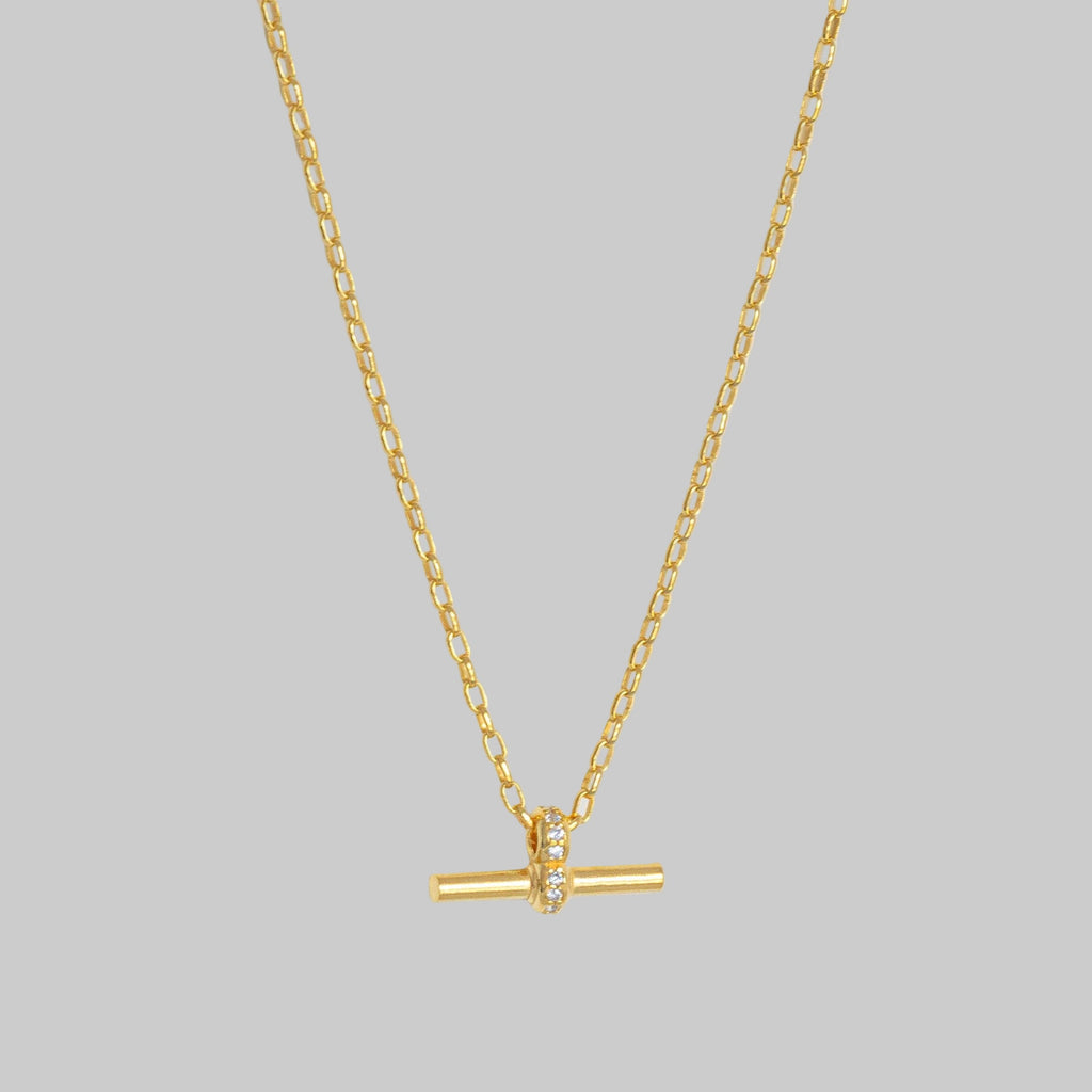 Collar de barra en T de oro con detalle de circonita cúbica