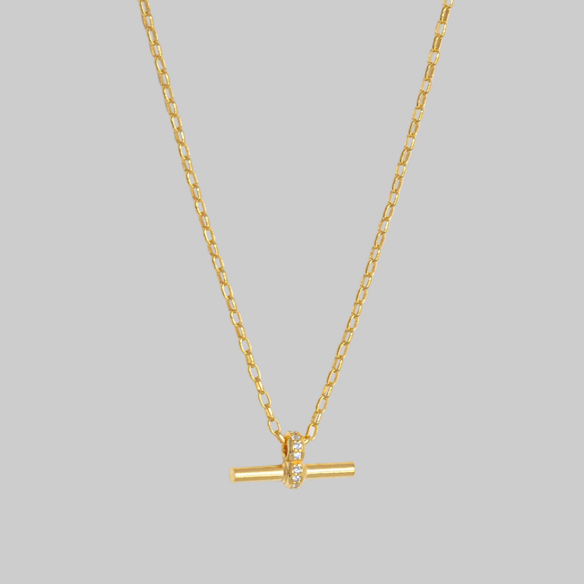 Collar de barra en T de oro con detalle de circonita cúbica