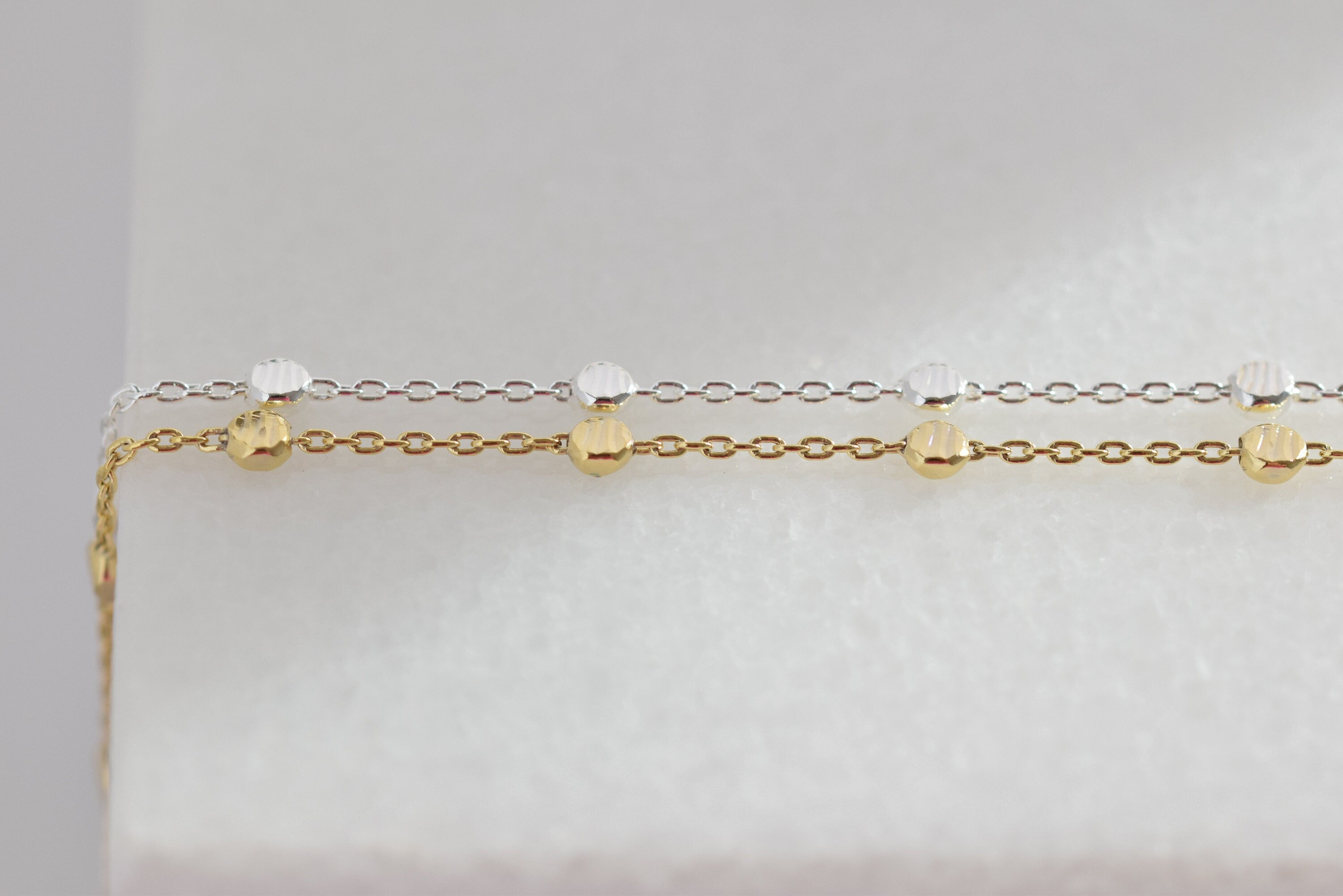 Gargantilla con disco dorado