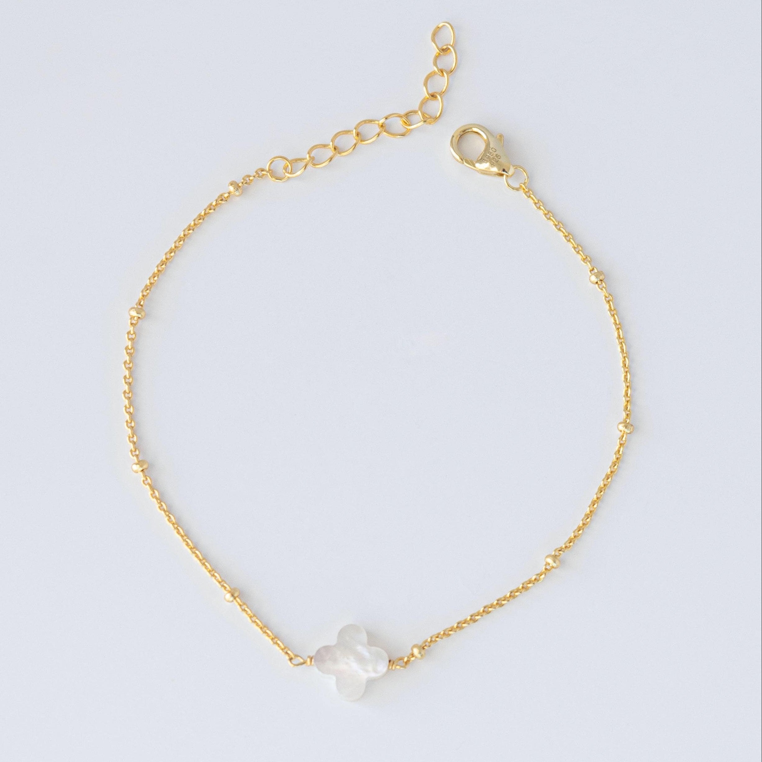 Delicada pulsera de trébol de cuatro hojas