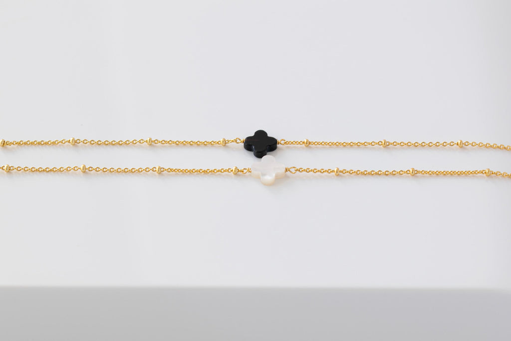 Delicada pulsera de trébol de cuatro hojas