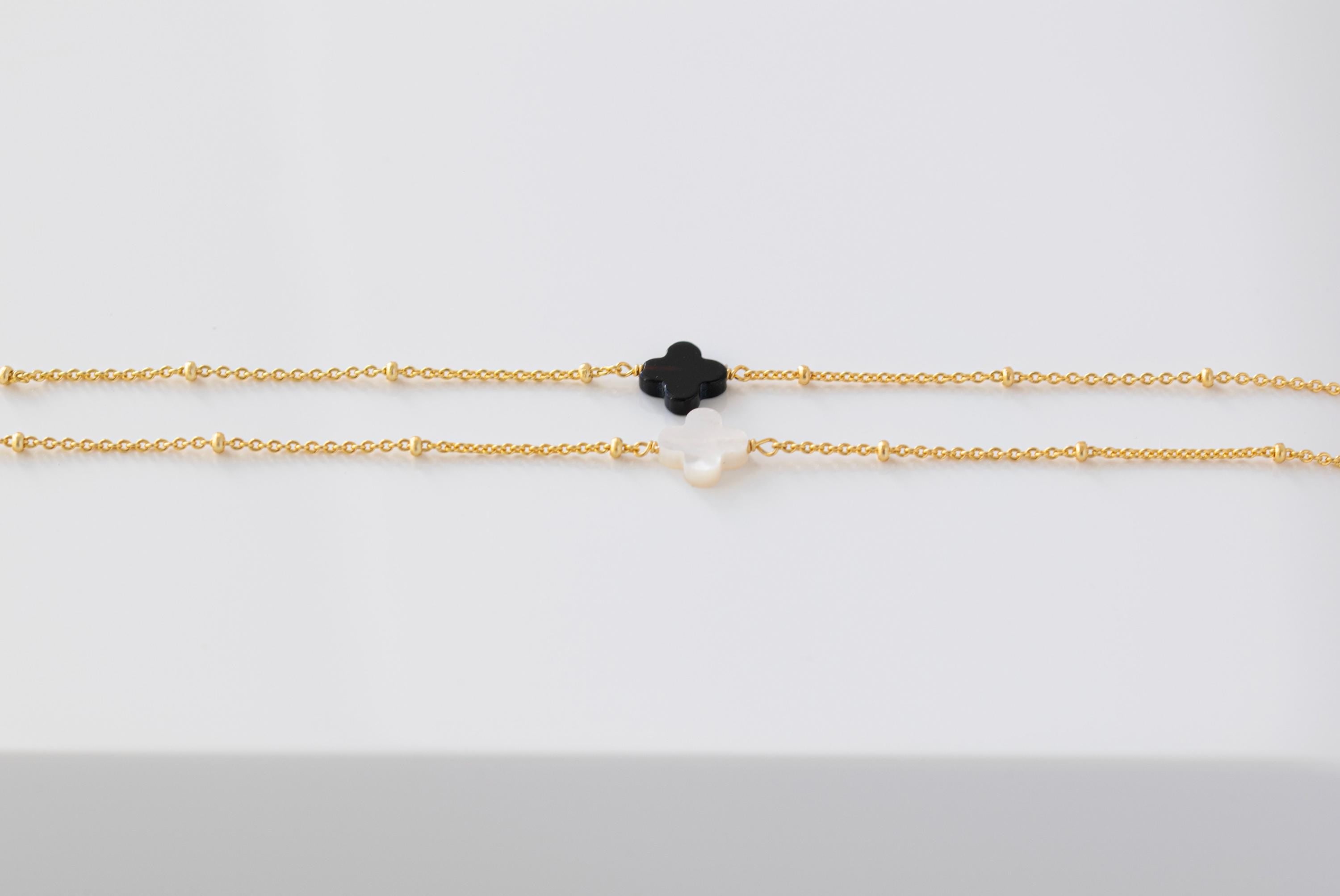 Delicada pulsera de trébol de cuatro hojas